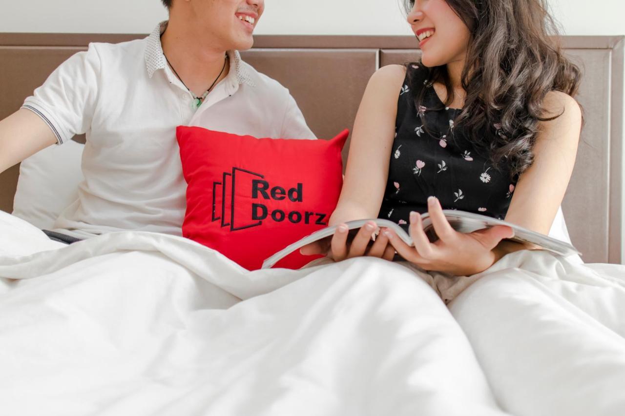 Reddoorz Near Hoa Lu Stadium Хошимин Экстерьер фото